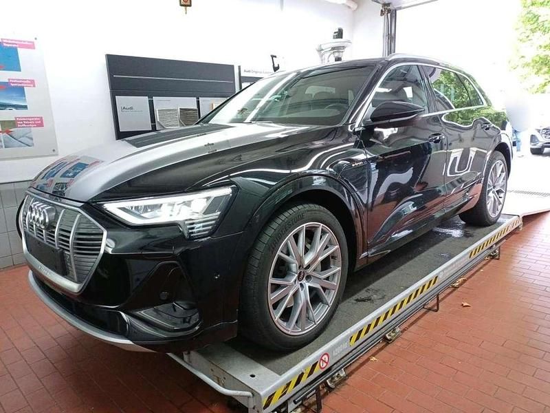 Brillantschwarz Gebraucht 2022 Audi e-tron S-Line SUV | 34.395 € (Fairer Preis) - Bild 1/2