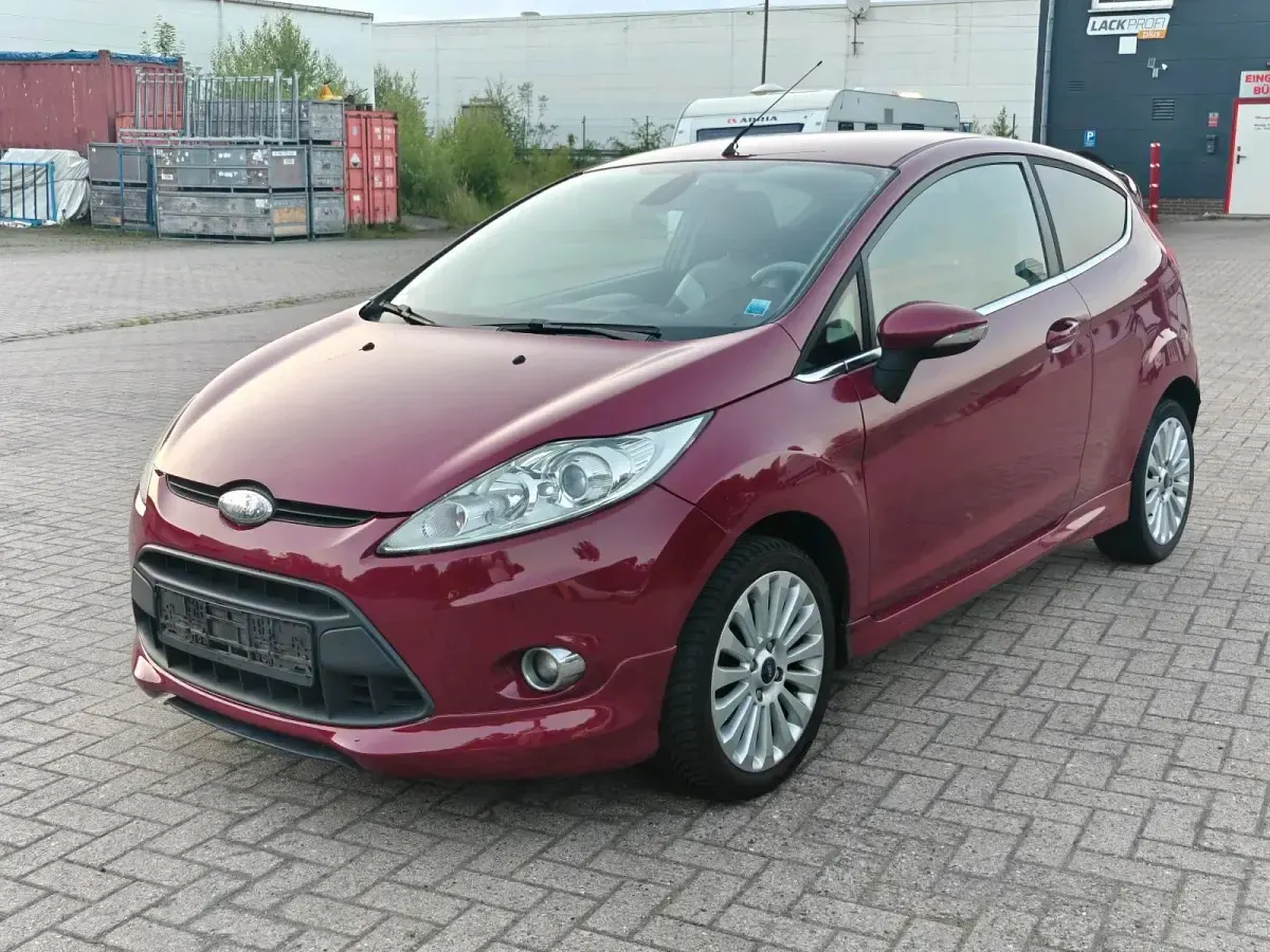 Gebraucht Ford Fiesta Titanium 90 PS (66 kW) 2010 Rot Kleinwagen