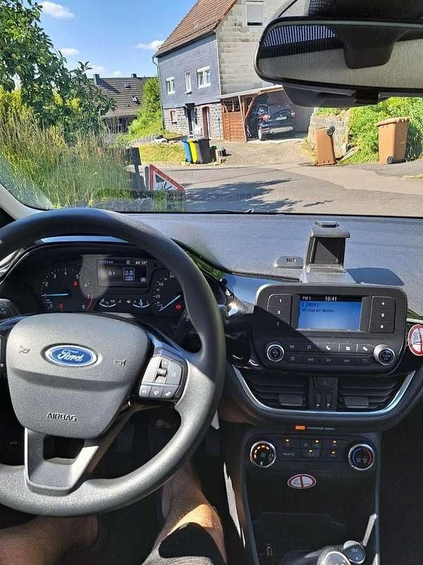 Blau Gebraucht 2019 Ford Fiesta Trend Kleinwagen | 6.600 € (Fairer Preis) - Bild 1/4