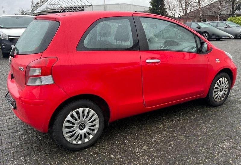 Gebraucht Toyota Yaris Cool 69 PS (50 kW) 2011 Rot Kleinwagen