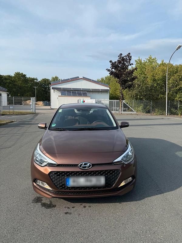 Braun Gebraucht 2015 Hyundai i20 Kleinwagen | 7.200 € (Fairer Preis) - Bild 1/4