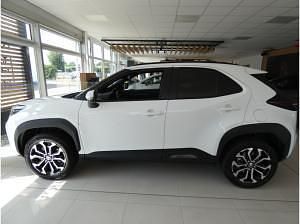 Neu Toyota Yaris Cross Plus 92 PS (67 kW) 2025 Silber (silver metallic) SUV