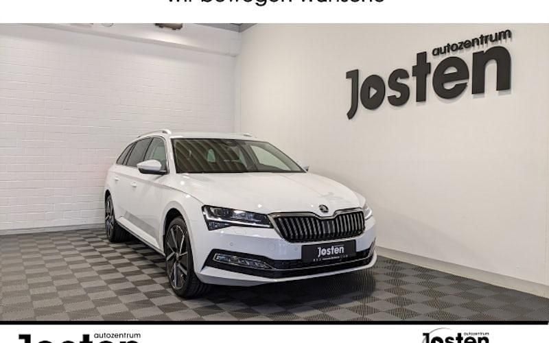 Weiß (moonweiss metallic) Gebraucht 2023 Skoda Superb Style Kombi | 35.490 € (Fairer Preis) - Bild 1/4