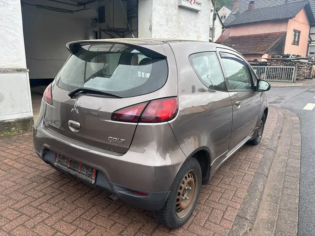 Gebraucht Mitsubishi Colt 75 PS (55 kW) 2012 Braun Kleinwagen