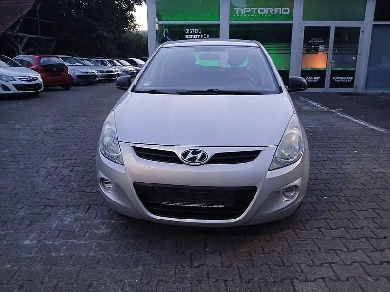Silber Gebraucht 2009 Hyundai i20 Classic Limousine | 2.000 € (Guter Preis) - Bild 1/4