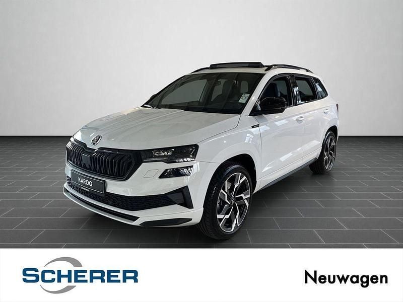 Weiß Neu 2025 Skoda Karoq SportLine SUV | 46.390 € (Teuer) - Bild 1/4