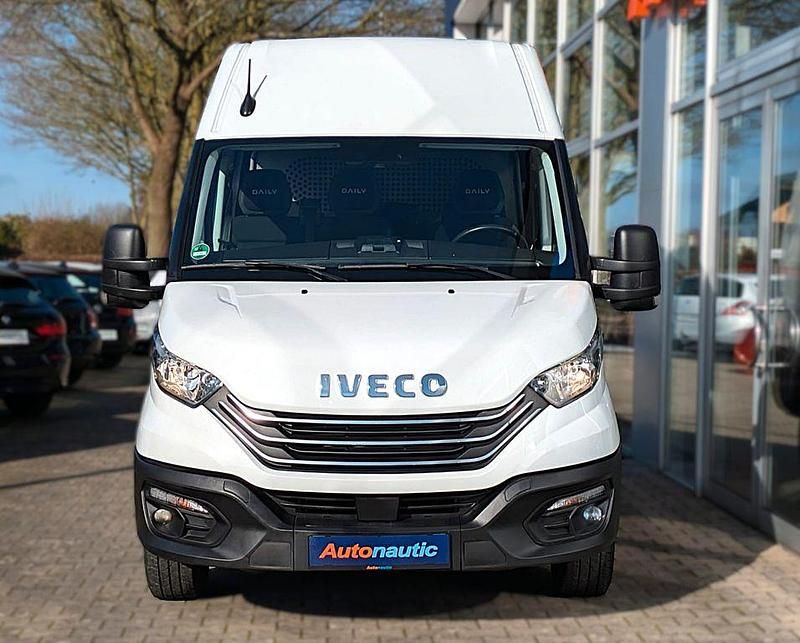 Gebraucht Iveco Daily 136 PS (100 kW) 2023 Weiß Van / Kleinbus