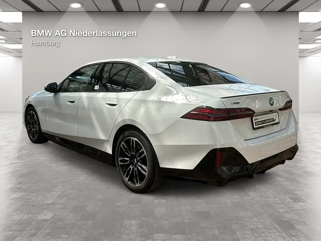 Gebraucht BMW 550e M Sport 489 PS (359 kW) 2026 Weiß Limousine