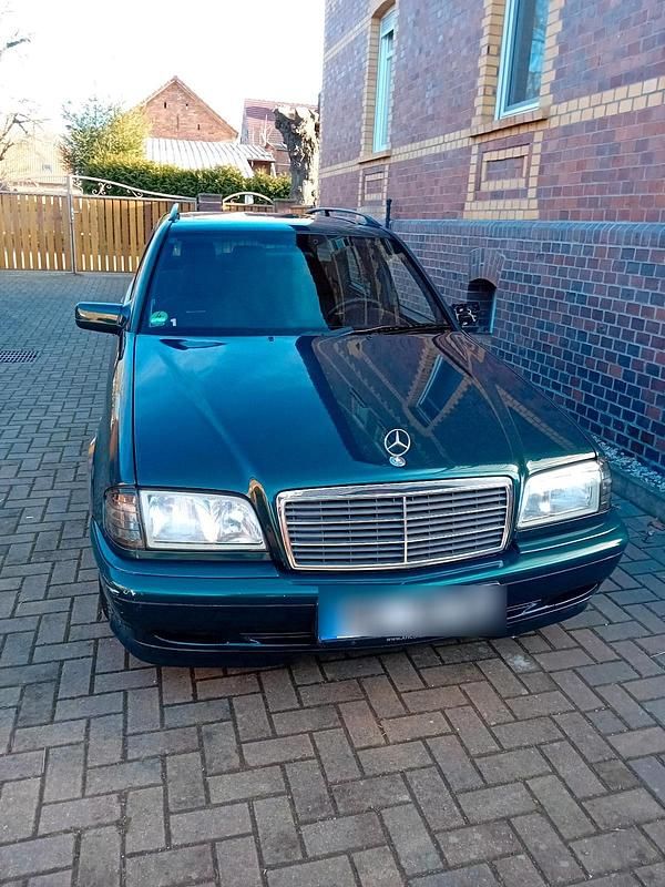 Grün Gebraucht 1998 Mercedes C180 Kombi | 2.500 € (Fairer Preis) - Bild 1/4