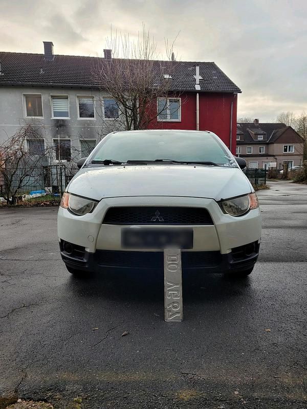 Gebraucht Mitsubishi Colt 95 PS (69 kW) 2011 Weiß Kleinwagen