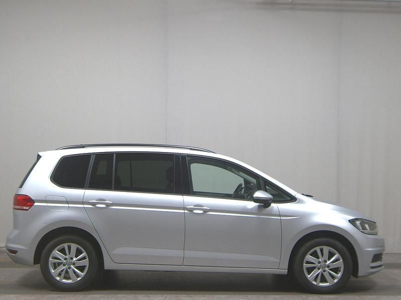 Silber Gebraucht 2020 VW Touran Comfortline Van / Kleinbus | 24.480 € (Fairer Preis) - Bild 1/4