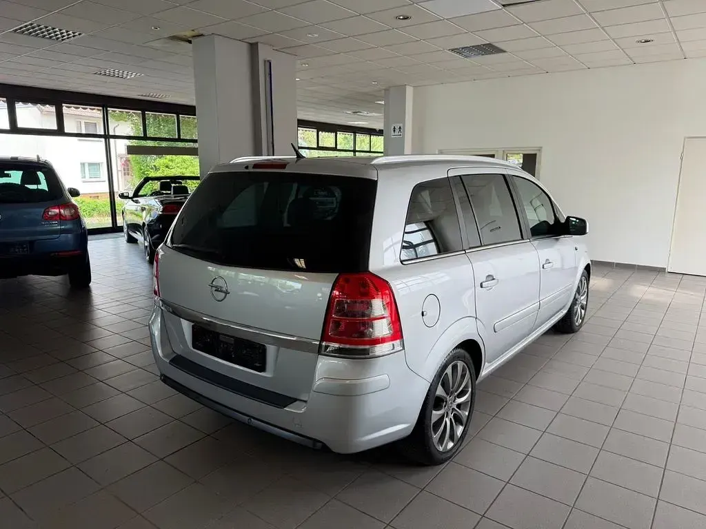 Gebraucht Opel Zafira Innovation 140 PS (102 kW) 2010 Silber Van / Kleinbus