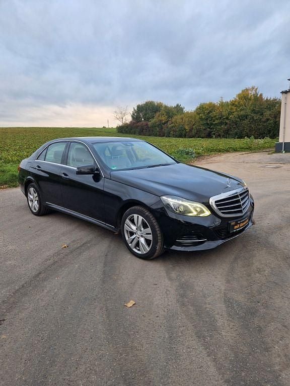 Schwarz Gebraucht 2014 Mercedes E220 Limousine | 12.900 € (Superpreis) - Bild 1/4