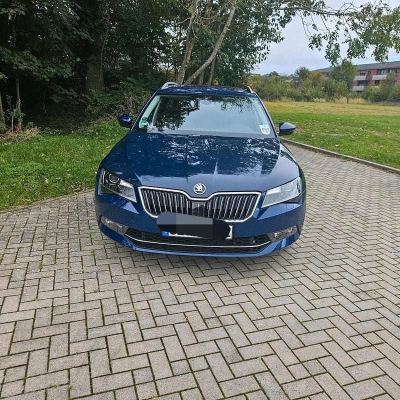 Blau Gebraucht 2017 Skoda Superb Kombi | 15.500 € (Fairer Preis) - Bild 1/4