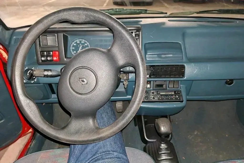 Używany Renault Rapid 54 KM (39 kW) 1996 Czerwony Minivan