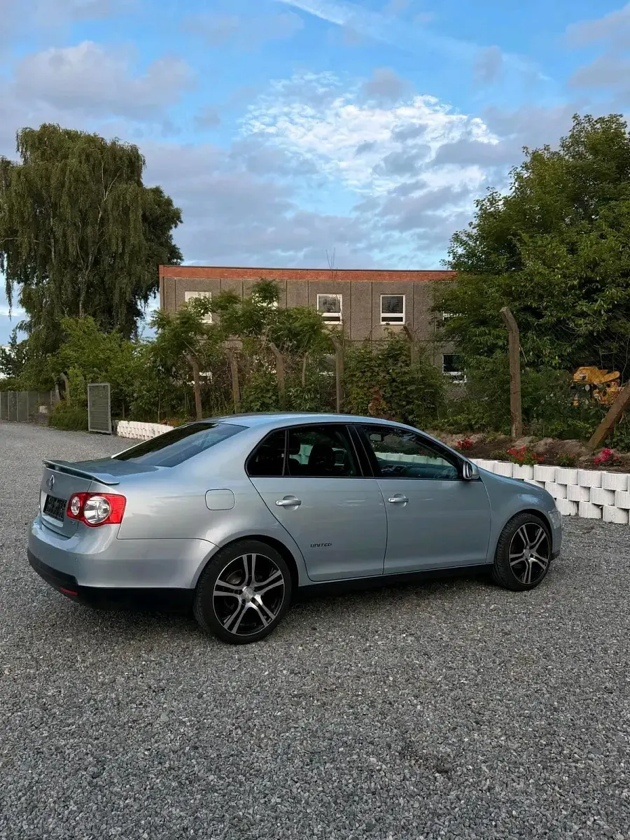 Gebraucht VW Jetta 122 PS (89 kW) 2009 Blau Limousine