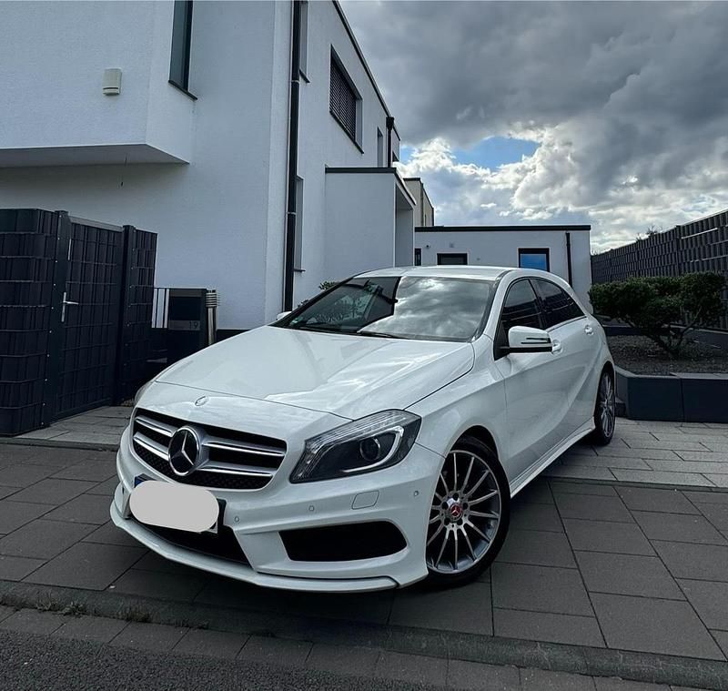 Weiß Gebraucht 2013 Mercedes A180 AMG line Kleinwagen | 11.600 € (Fairer Preis) - Bild 1/4