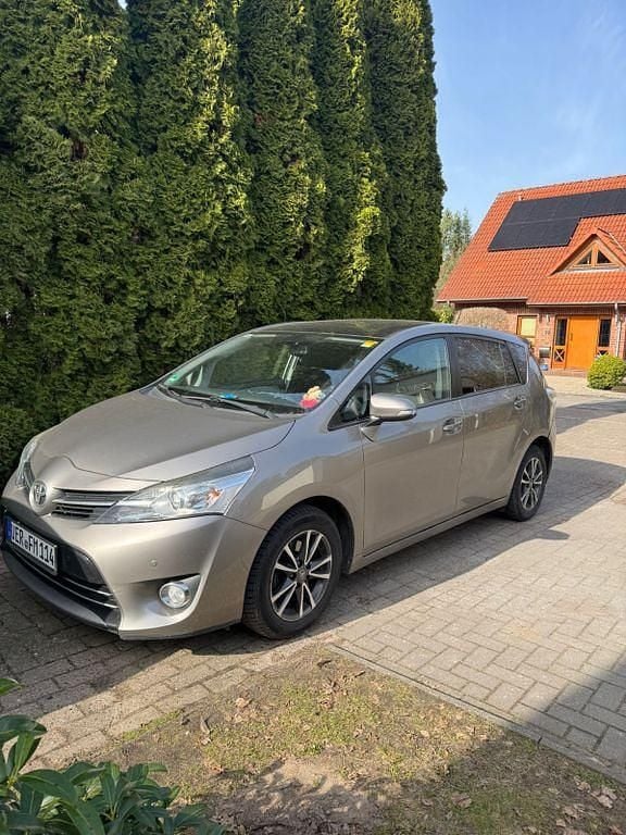 Gebraucht Toyota Verso Skyview Edition 111 PS (81 kW) 2015 Andere farben Van / Kleinbus