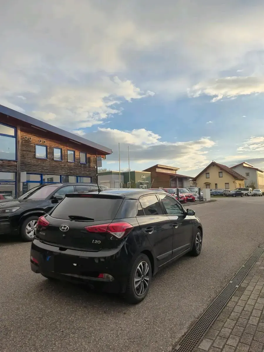 Gebraucht Hyundai i20 101 PS (74 kW) 2017 Schwarz Kleinwagen