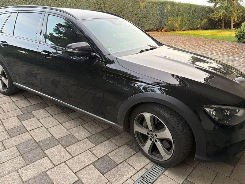 Używany Mercedes E400 330 KM (242 kW) 2020 Czarny Sedan/Limuzyna
