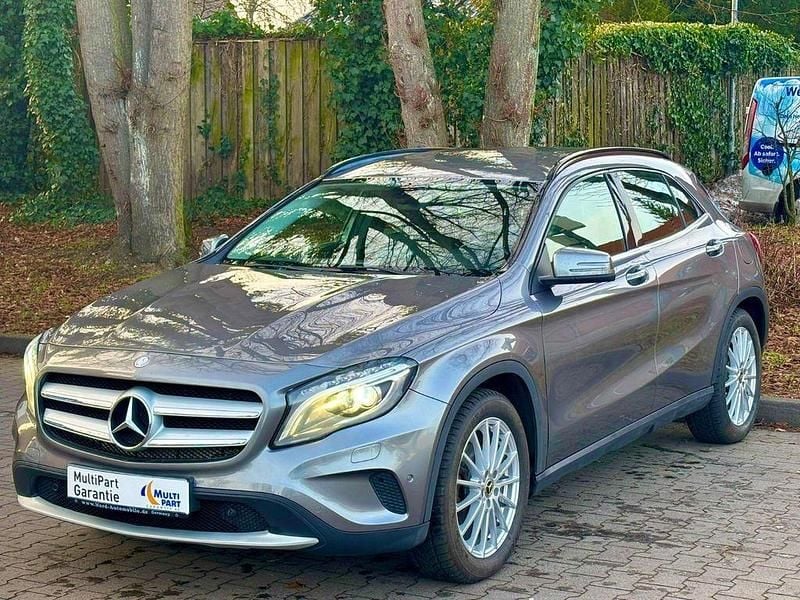 Grau Gebraucht 2015 Mercedes GLA200 SUV | 12.999 € (Fairer Preis) - Bild 1/4