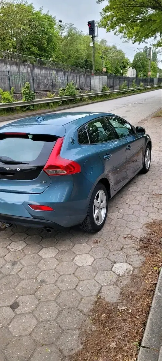 Gebraucht Volvo V40 120 PS (88 kW) 2014 Blau Kleinwagen