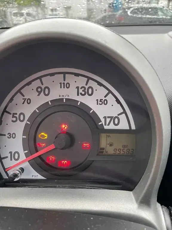 Gebraucht Toyota Aygo 68 PS (50 kW) 2012 Silber Kleinwagen