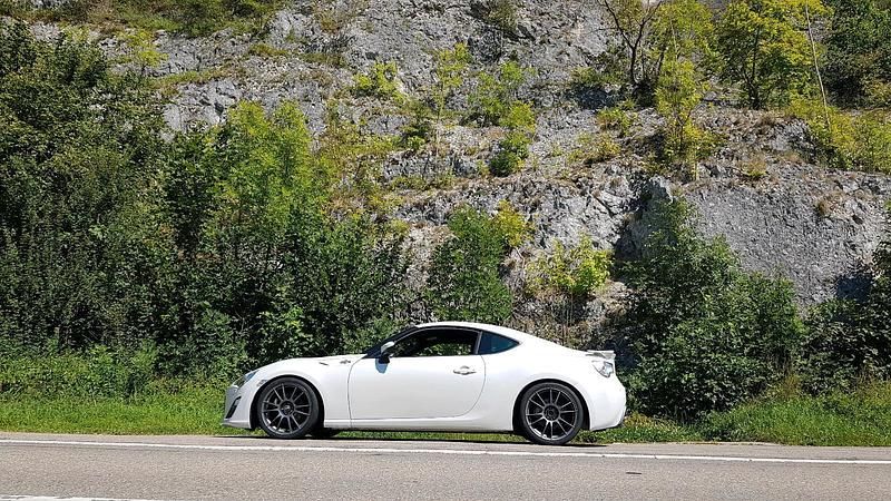 Weiß Gebraucht 2013 Toyota GT86 Edition Coupé | 25.900 € (Fairer Preis) - Bild 1/4