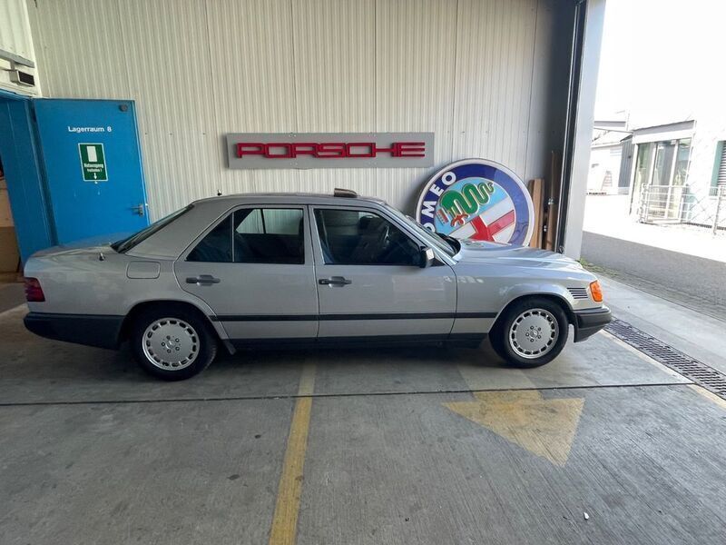 Silber Gebraucht 1989 Mercedes E300 Limousine | 14.924 € - Bild 1/4