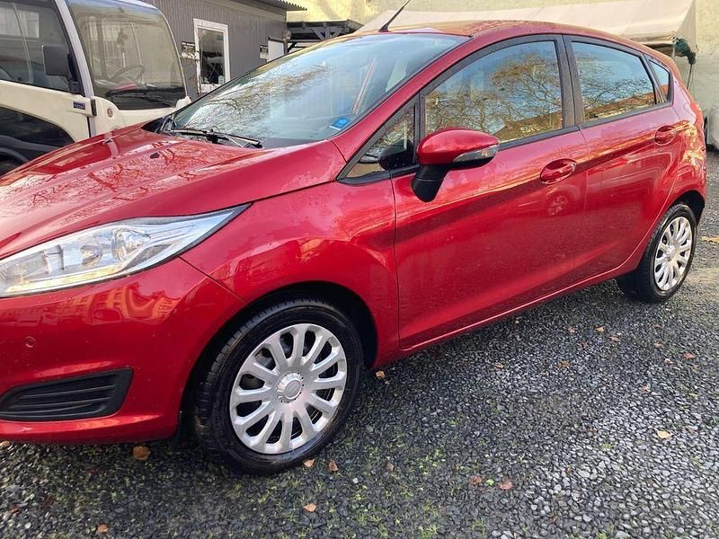 Gebraucht Ford Fiesta Trend 75 PS (55 kW) 2016 Rot Limousine
