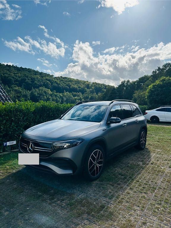 Grau Gebraucht 2022 Mercedes EQB350 AMG line SUV | 37.500 € (Etwas zu teuer) - Bild 1/4