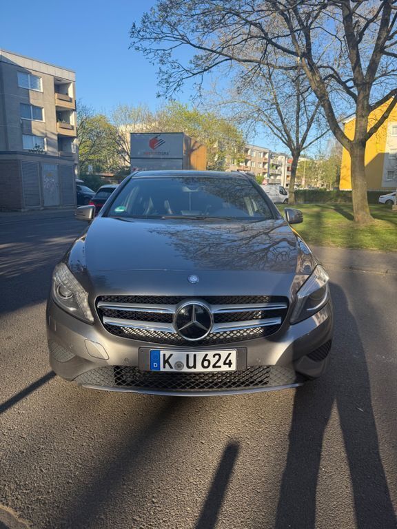 Grau Gebraucht 2013 Mercedes 220 AMG Limousine | 11.200 € - Bild 1/4