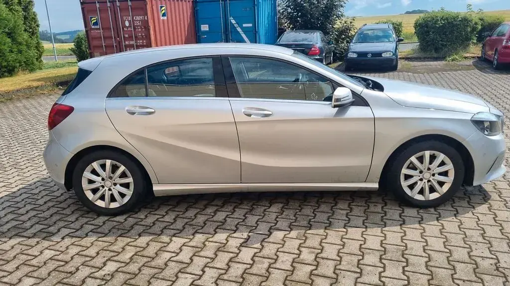 Gebraucht Mercedes A180 122 PS (89 kW) 2015 Silber Limousine