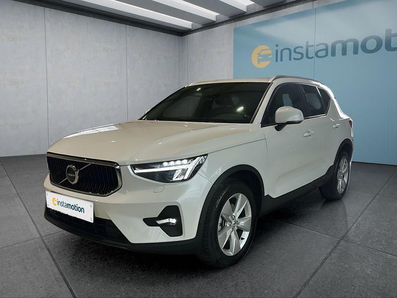 Weiß Gebraucht 2024 Volvo XC40 Core SUV | 34.249 € (Guter Preis) - Bild 1/4