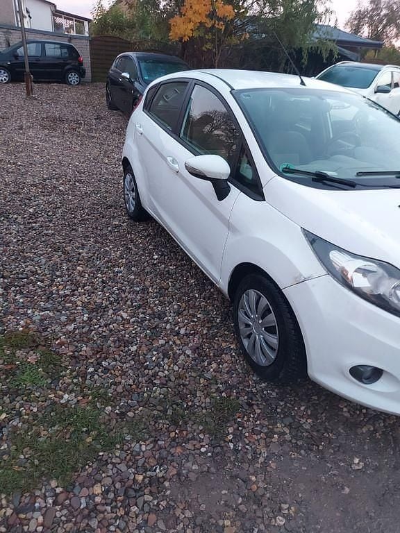Weiß Gebraucht 2011 Ford Fiesta Trend Kleinwagen | 1.999 € (Guter Preis) - Bild 1/4