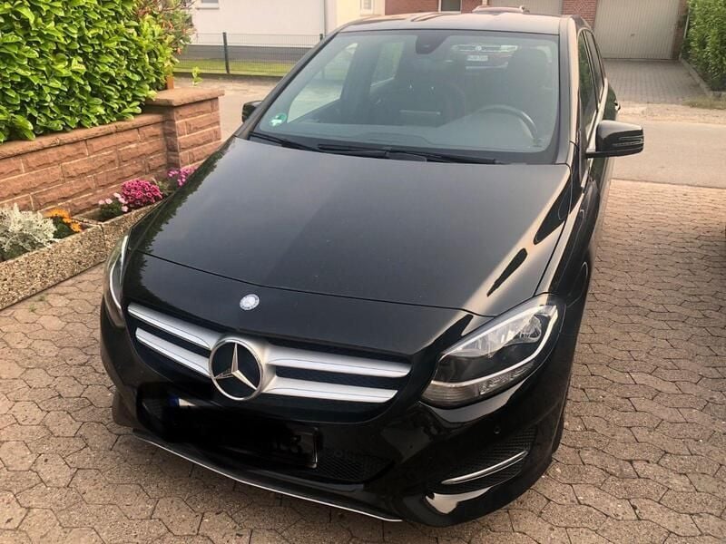 Schwarz Gebraucht 2016 Mercedes B180 Urban Van / Kleinbus | 15.500 € (Guter Preis) - Bild 1/4