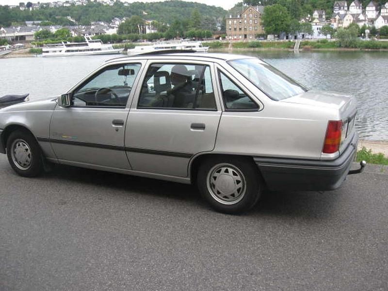 Gebraucht Opel Kadett 75 PS (55 kW) 1988 Silber Kleinwagen