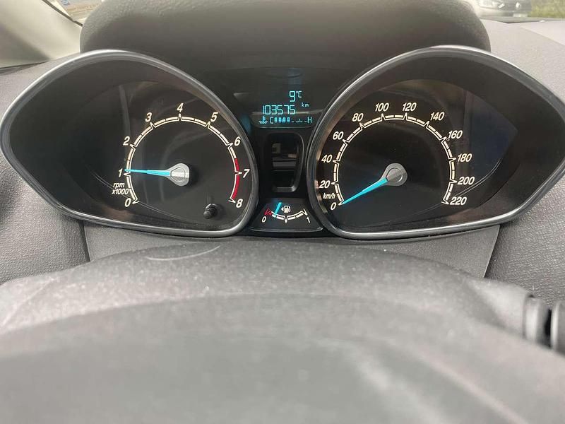 Gebraucht Ford Fiesta 60 PS (44 kW) 2015 Frostweiß Kleinwagen