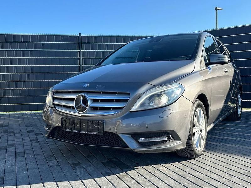 Grau Gebraucht 2014 Mercedes B220 Van / Kleinbus | 8.990 € (Fairer Preis) - Bild 1/4