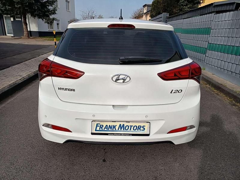 Gebraucht Hyundai i20 Style 101 PS (74 kW) 2016 Weiß Limousine