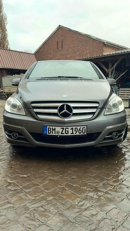 Gebraucht Mercedes B180 109 PS (80 kW) 2011 Grau Van / Kleinbus