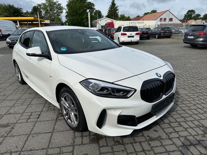 Weiß Gebraucht 2022 BMW 120 M Sport Kleinwagen | 28.700 € (Fairer Preis) - Bild 1/4