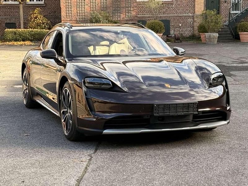 Mahagonimetallic Gebraucht 2023 Porsche Taycan Cross Turismo Kombi | 69.790 € (Superpreis) - Bild 1/4