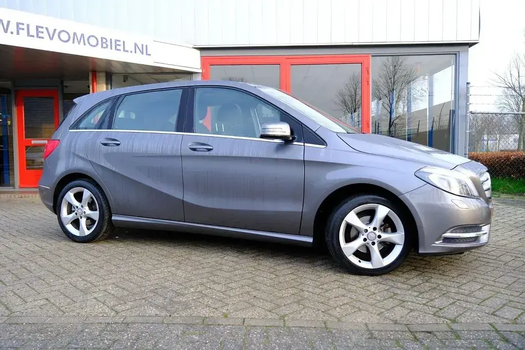 Gebraucht Mercedes B180 Ambition 122 PS (89 kW) 2014 Grau Kleinwagen