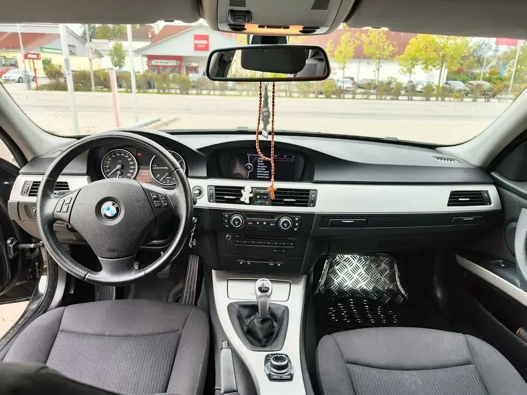 Gebraucht BMW 320 177 PS (130 kW) 2009 Schwarz Kombi