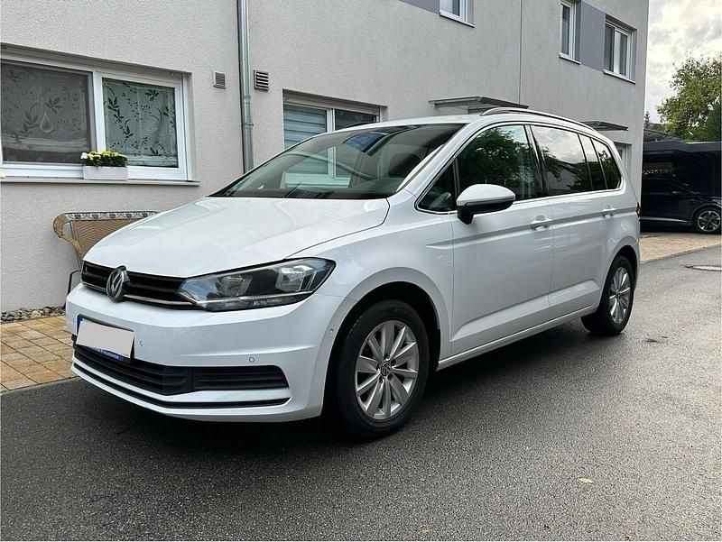 Weiß Gebraucht 2019 VW Touran Van / Kleinbus | 12.800 € (Fairer Preis) - Bild 1/4