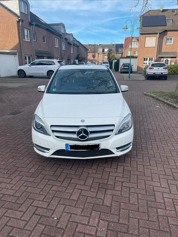 Gebraucht Mercedes B200 156 PS (114 kW) 2014 Weiß Van / Kleinbus