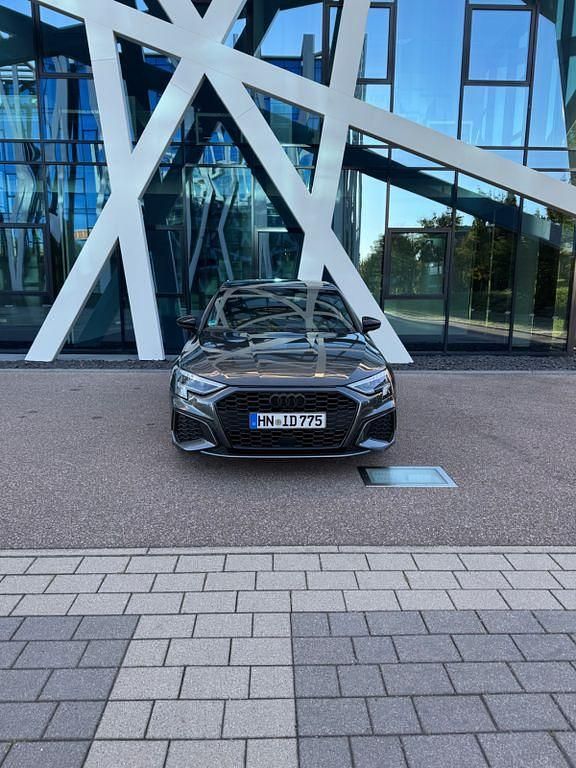 Grau Gebraucht 2023 Audi A3 S-Line Limousine | 29.999 € (Teuer) - Bild 1/4