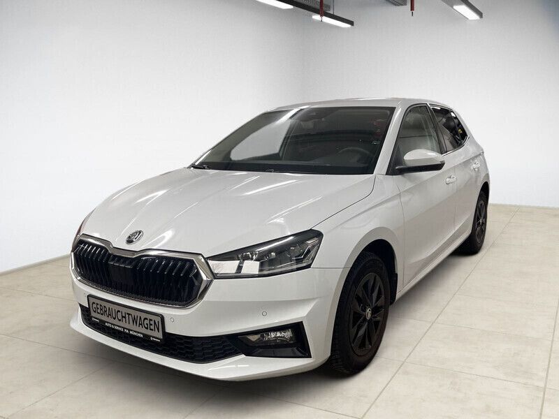 Moonweiss metallic met. Gebraucht 2024 Skoda Fabia Style Kleinwagen | 19.960 € (Guter Preis) - Bild 1/4