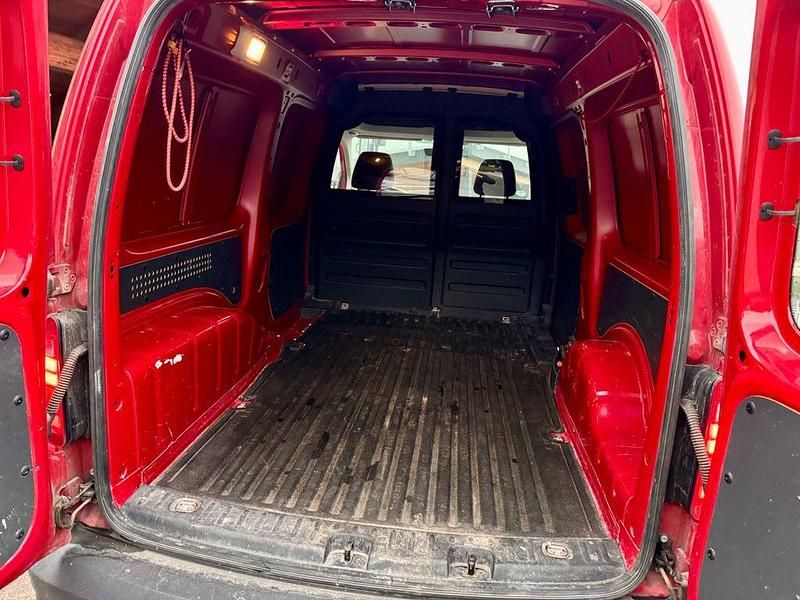 Second-hand VW Caddy Maxi 102 CP (75 kW) 2019 Roșu Monovolum
